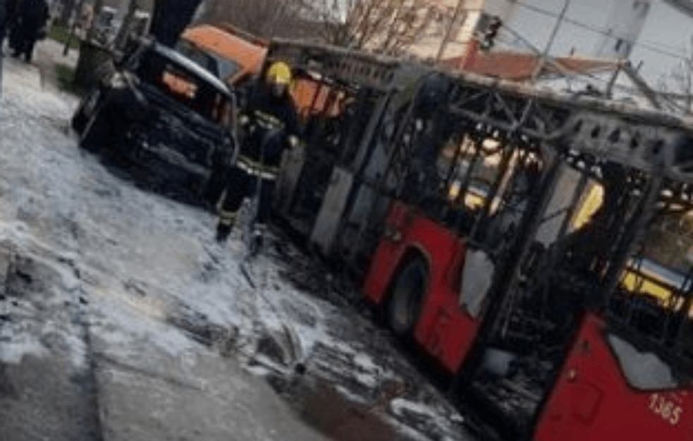 POŽAR U ZEMUNU: Autobus i automobil POTPUNO UGLJENISANI, na sreću nema žrtava